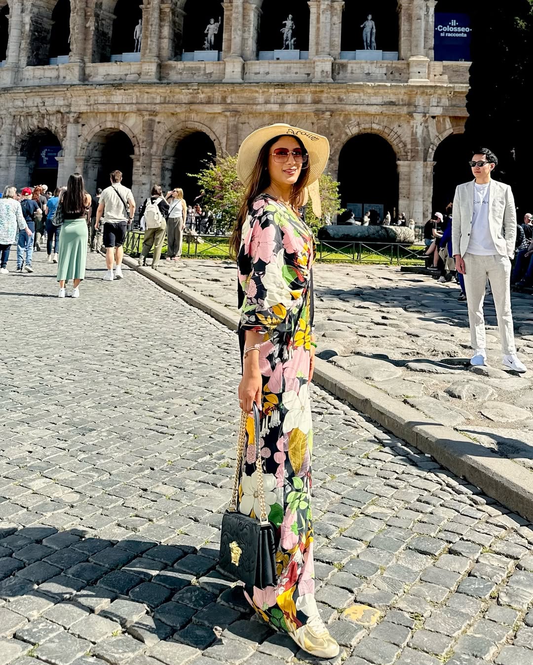 Flowy floral jumpsuit in wrinkle-resistant fabric for effortless day-to-night style