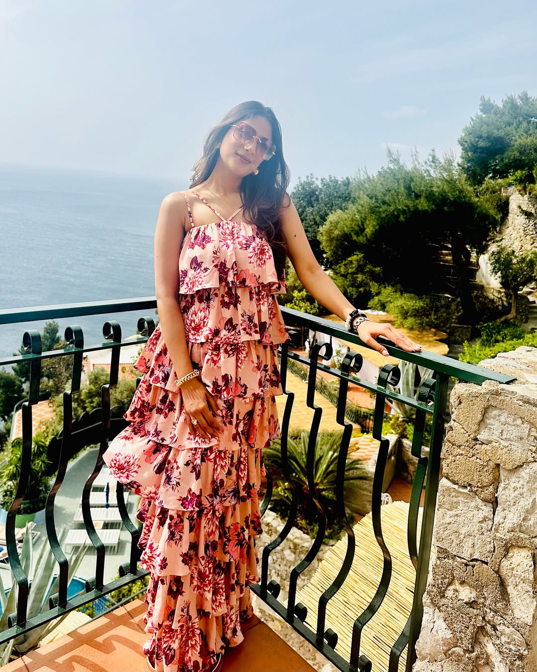 Sleeveless flowy dress with delicate floral print